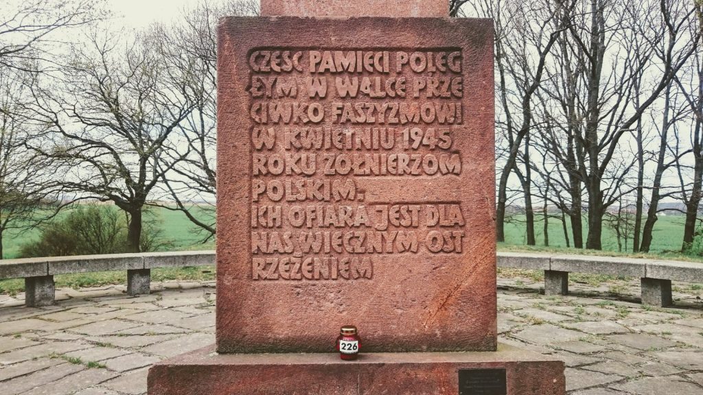 Cześć pamięci poległym w walce przeciwko faszyzmowi w kwietniu 1945 roku Żołnierzom Polskim.
Ich ofiara jest dla nas wiecznym Ostrzeżeniem.