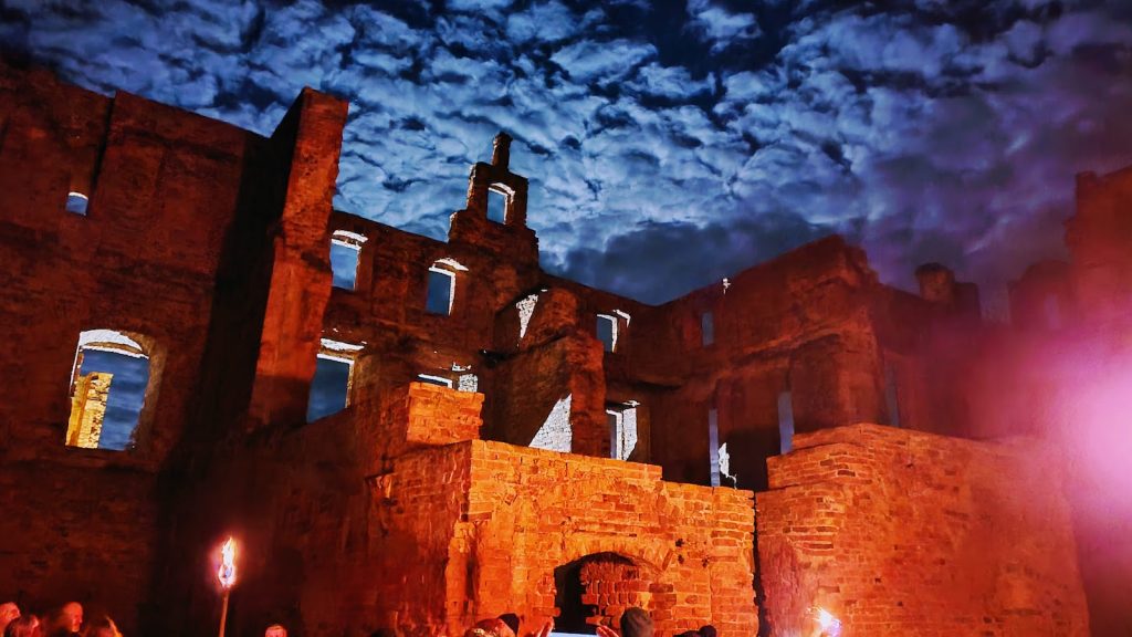 Pełnia Księżyca nad ruinami zamku w Siedlisku